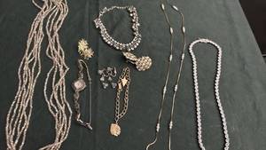 lot 1601 image: Womens jewelry
