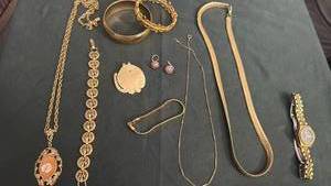 lot 1604 image: Womens jewelry