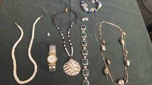 lot 1606 image: Womens jewelry