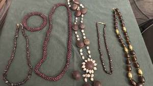 lot 1608 image: Womens jewelry