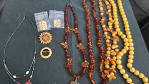 lot 1612 image: Womens jewelry