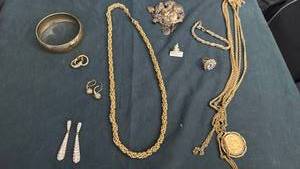 lot 1618 image: Womens jewelry