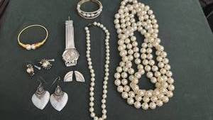 lot 1621 image: Womens jewelry