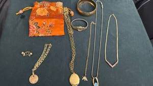 lot 1624 image: Womens jewelry