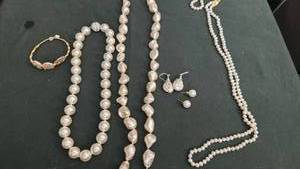 lot 1625 image: Womens jewelry