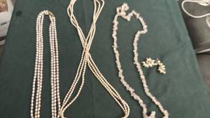 lot 1627 image: Womens jewelry