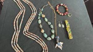 lot 1629 image: Womens jewelry