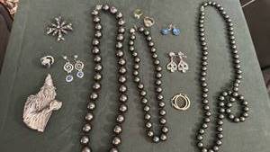 lot 1630 image: Womens jewelry