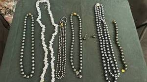 lot 1635 image: Womens jewelry