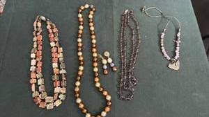 lot 1638 image: Womens jewelry