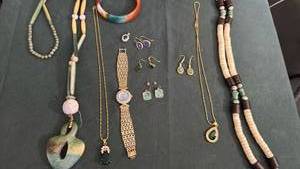 lot 1640 image: Womens jewelry