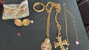 lot 1641 image: Womens jewelry