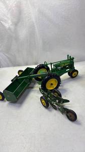 lot 2005 image: John Deere Diecast Farm Tractor and Wagon Set