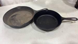 lot 2031 image: Wagner 8 and Lodge Cast Iron Skillets