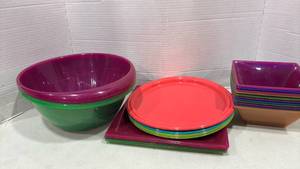 lot 2055 image: Plastic Plates, Bowls and Strainers