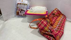 lot 2058 image: MAVGY Food Storage Container Set with Lids and Carrying Bag