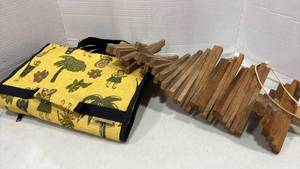 lot 2059 image: Jade Tote Bag with Wood Slat Hanging Decoration