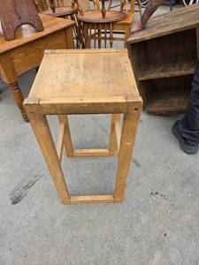 lot 15 image: wood tablebarstool