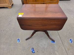 lot 25155 image: Vintage mahogany drop-leaf table in a Duncan Phyfe style with a central pedestal base and curved legs