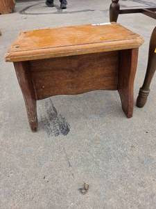 lot 21 image: Wood end table
