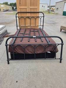 lot 01 image: Black Metal Full Size Bed Set.