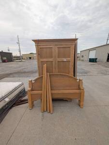 lot 23 image: Full size wood bed frame