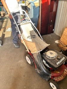 lot 108 image: Snapper hi-vac gas push mower with bag