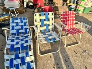 lot 127 image: Set of 3 retro folding aluminum lawn chairs