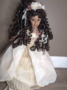 lot 804 image: Porcelain Doll Lamp Black Curled Hair White Lace Dress Floral Headpiece