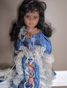 lot 805 image: Doll with Black Hair Blue Dress Pearl Necklace - Stand Included