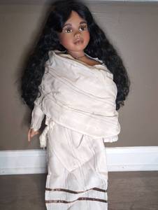 lot 807 image: Porcelain Doll with Black Hair and White Outfit