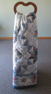 lot 1007 image: Tall Wooden Heart-Shaped Standing Quilt Blanket Holder (no blanket included)