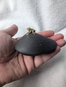 lot 3007 image: Dark Stone with Small Frog Figure on Top&nbsp