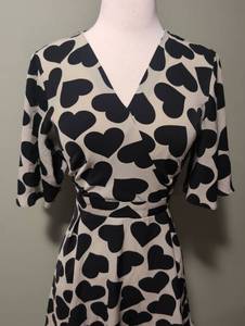 lot 4020 image: Heart Print Dress Black and Cream Short Sleeve -Large