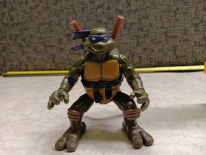 lot 104 image: Teenage Mutant Ninja Turtles Leonardo Action Figure with Weapons A4226