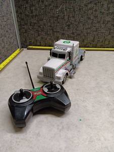 lot 106 image: OReilly Auto Parts Remote Control Truck World Tech Toys WT100717 - Untested
