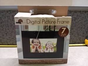 lot 108 image: Digital Decor DPF700 7 inch Digital Picture Frame 480x234 LCD