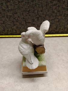 lot 115 image: Porcelain Parakeet or Cockatoo Figurine Pair with Base
