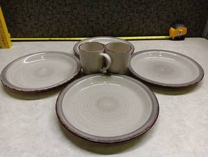 lot 125 image: Pfaltzgraff Ceramic Dinnerware Set 4 Plates & 2 Mugs Brown Rim