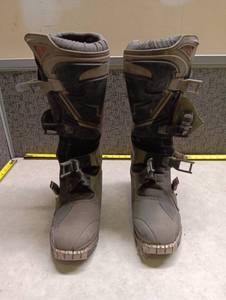 lot 135 image: Quadrant Size 9 Winter Snow Boots Pair
