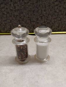 lot 137 image: Salt and Pepper Shaker Set 2-Piece Clear Glass with Plastic Tops