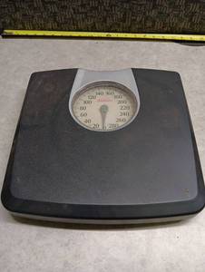 lot 144 image: Sunbeam SAB602DQ1-05 D332NT Bathroom Scale 0-280 lbs