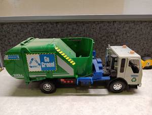 lot 145 image: Tonka Go Green Garbage Truck Recycling Vehicle Playset