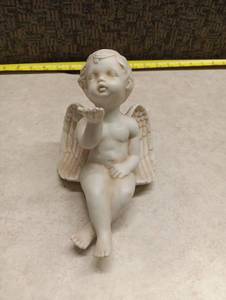 lot 160 image: San Francisco Music Box Company Cherub Angel Figurine with Music Box