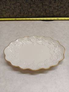 lot 165 image: Lenox Holiday Hostess Collection Dish 1992 Merry Christmas Mom
