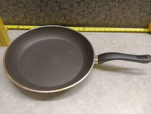 lot 166 image: Non-stick Frying Pan 11 inch