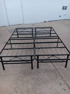 lot 194 image: Metal Bed Frame Foundation Set Queen Size Platform Base