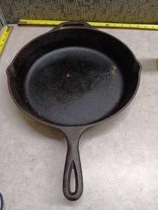 lot 225 image: Lodge Skillet USA 1952