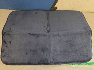 lot 1160 image: Blue Bathroom Mat 29x20 - Retail $0