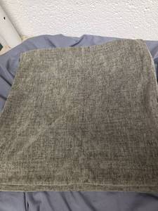lot 1385 image: 18x18 Two Pack Green Pillow Cases - Retail $0